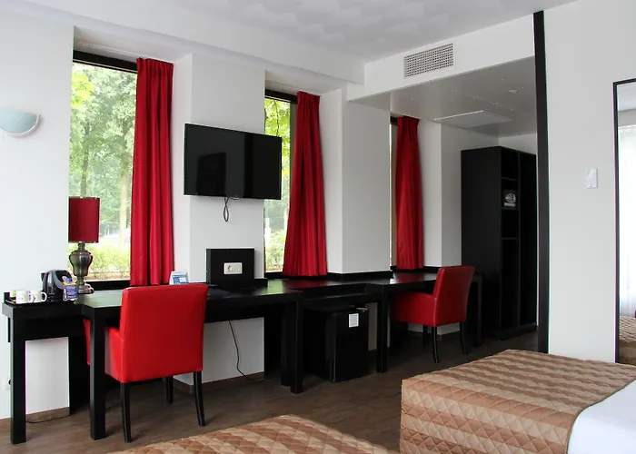 Hotell Bastion Het Loo 4*